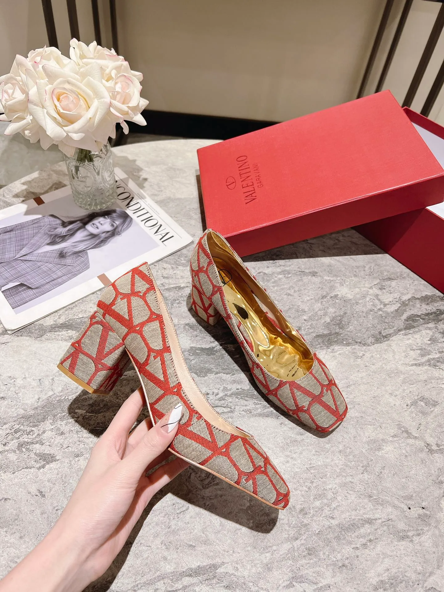 👟👟Ex-factory price 440👟👟 Genuine leather sole +40 Top version 𝑉𝐴𝐿𝐸𝑁𝑇𝐼𝑁𝑂 Valentino new spring and summer women's 5⃣️ color spring shoes. The unique [V logo fabric print pattern] brings out a full sense of high-end, and the new season will live up to expectations! Worth buying★Absolutely high-grade❥Original method, Absolutely sensual❥Elegant style, creating a different feeling, simple and elegant style!  Code number: 35-41 (34-42 customized) Fabric: Fabric printed cloth Lining: Sheepskin lining Heel height: 6cm～8.5cm2⃣️ options Leather outsole Rubber outsole